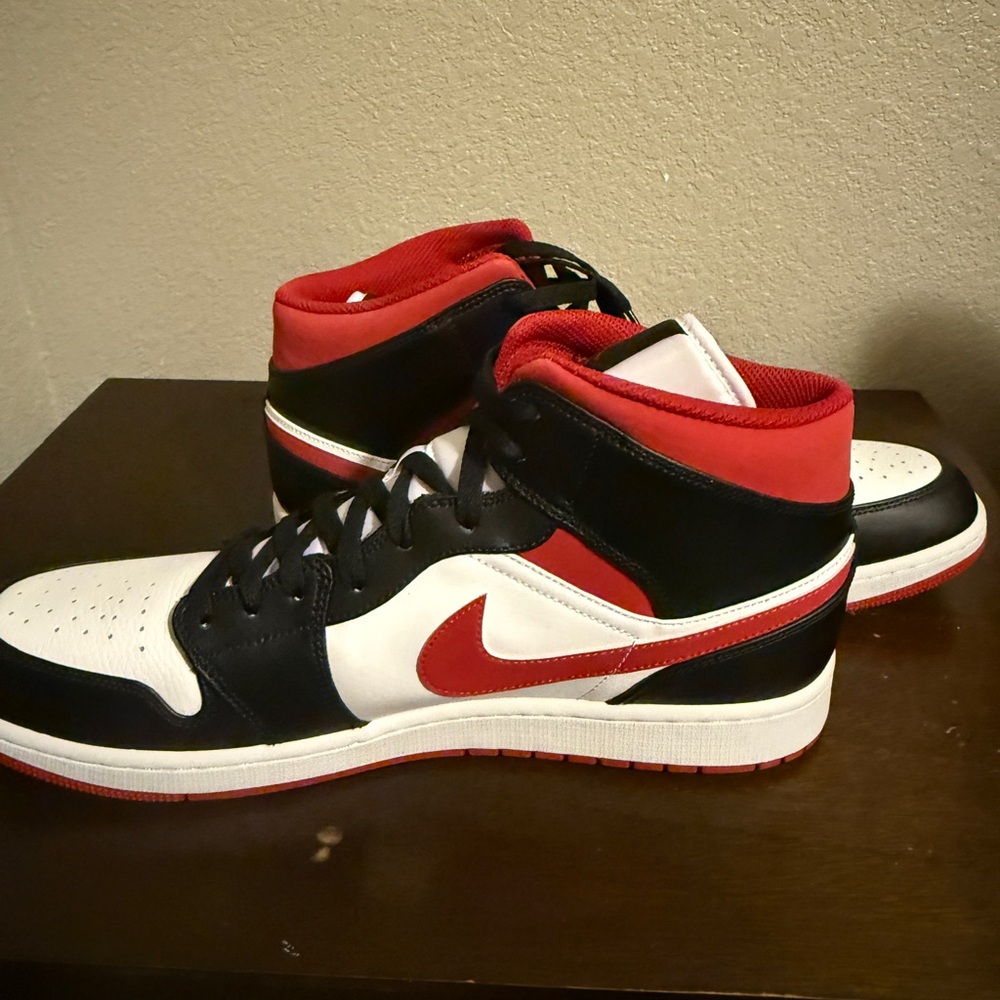 Nike Black and White Sneakers Classic Design